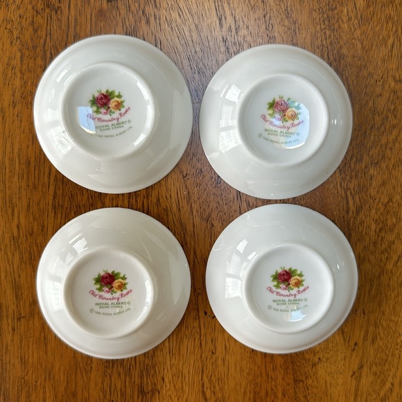 Royal Albert, Old country roses set of 4 elegant,tiny bowls. Diameter: 3 inches. - Picture 3 of 7